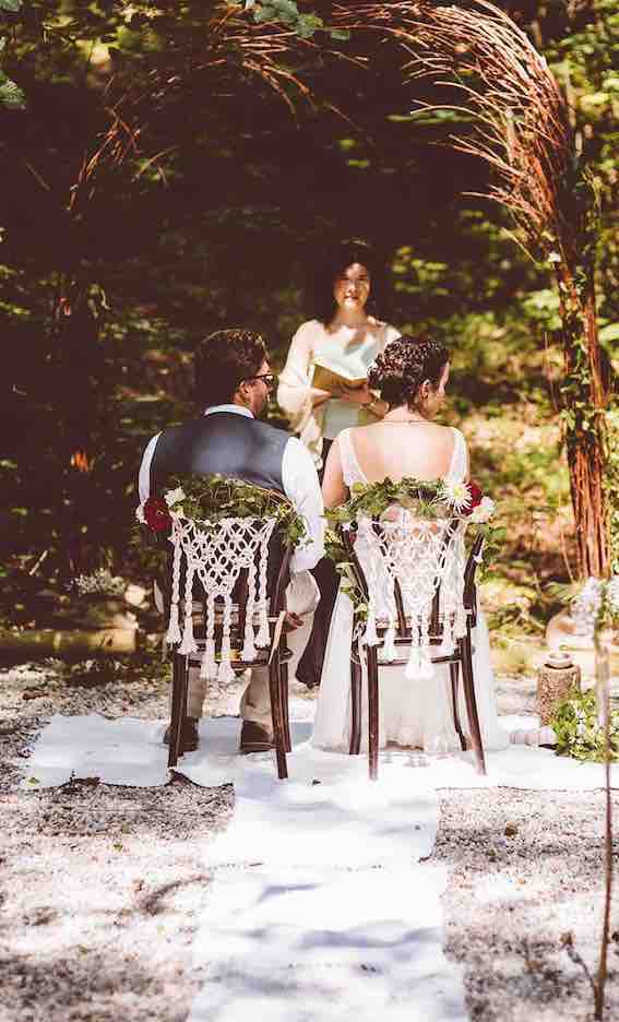 Hochzeitsrednerin Florence Lochet vor dem Hochzeitspaar